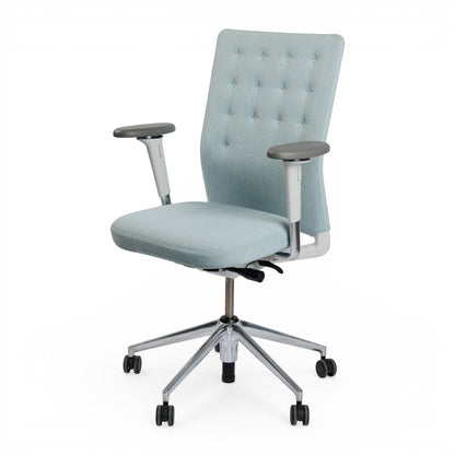 Vitra ID Trim Bürostuhl in eisblauem Stoff mit poliertem Aluminiumgestell und 3D-Armlehnen.