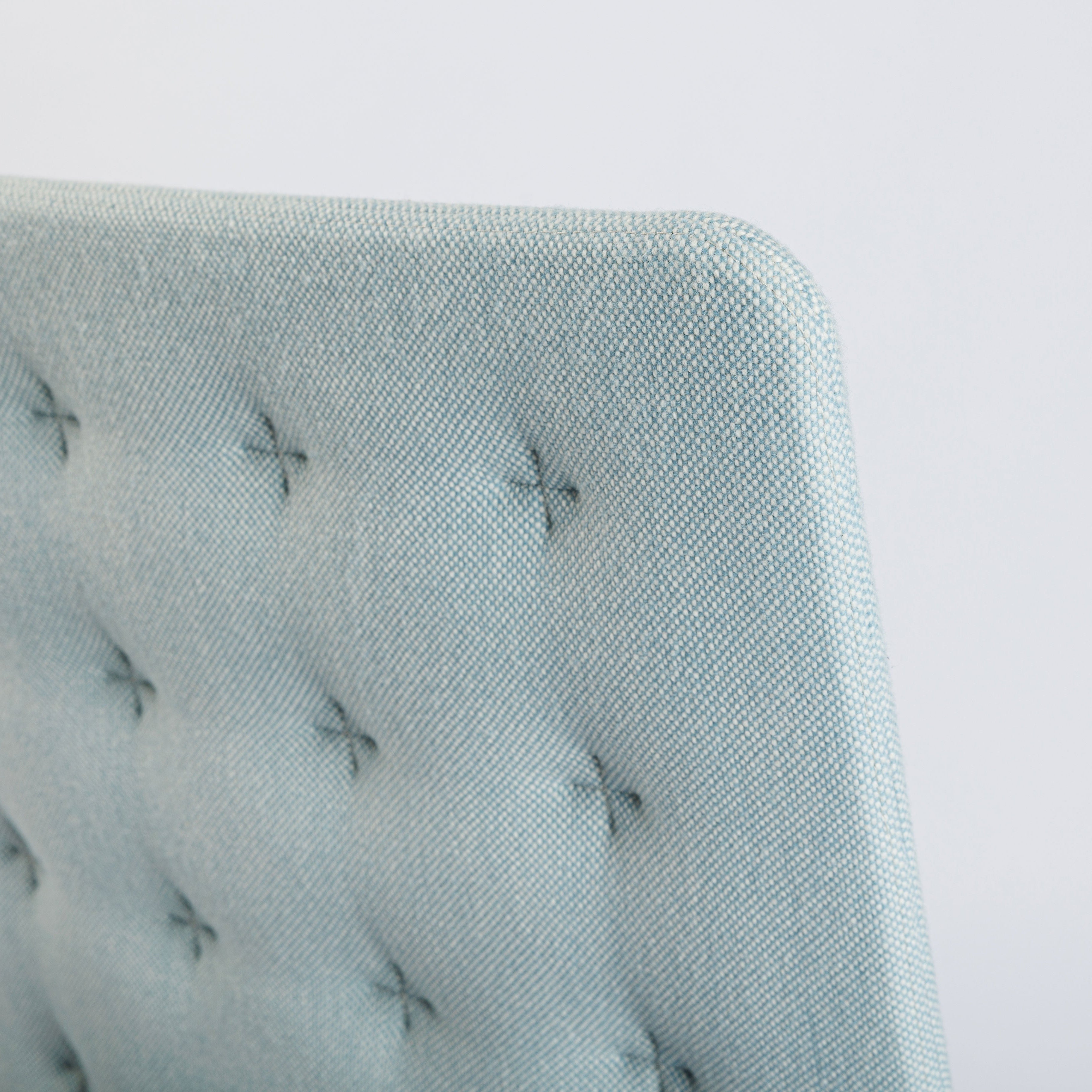 Vitra ID Trim Bürostuhl, eisblauer Stoffbezug mit Knopfheftung, poliertes Aluminiumgestell.