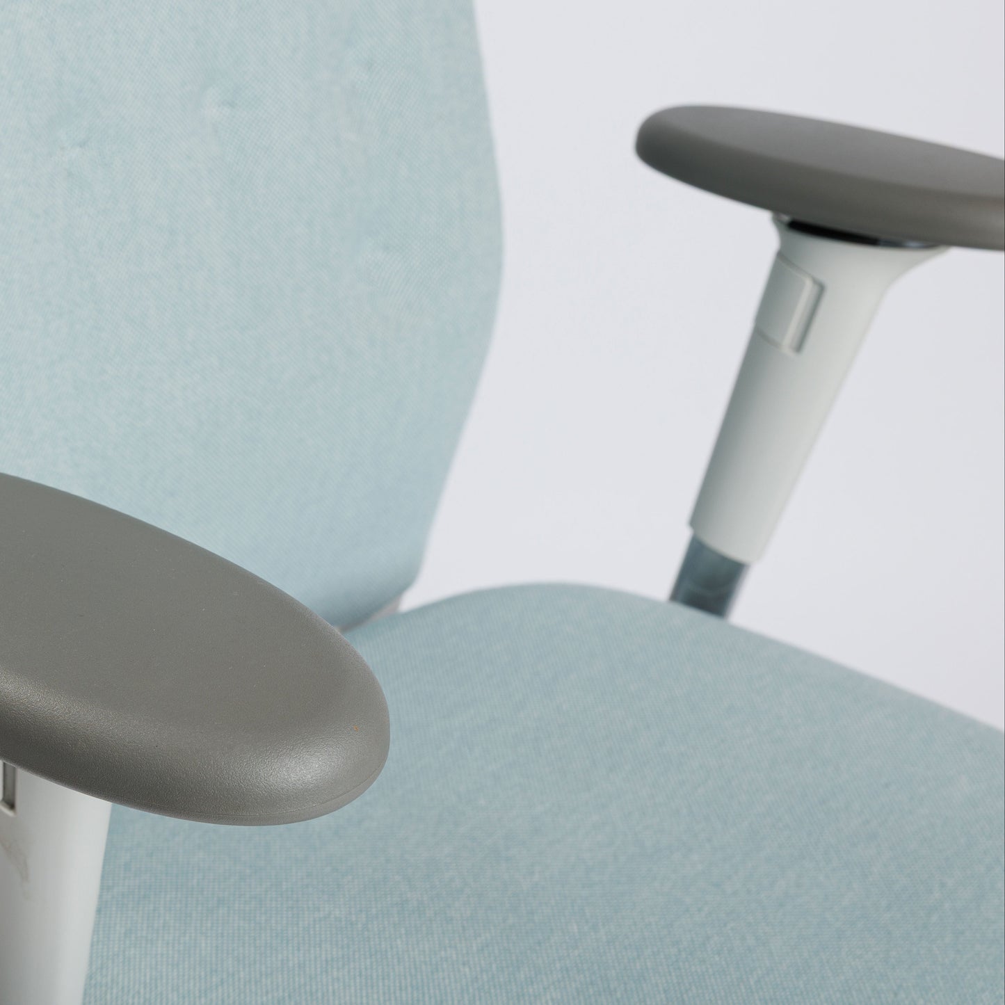 Vitra ID Trim Bürostuhl in eisblauem Stoff mit poliertem Aluminiumgestell und grauen 3D-Armlehnen.