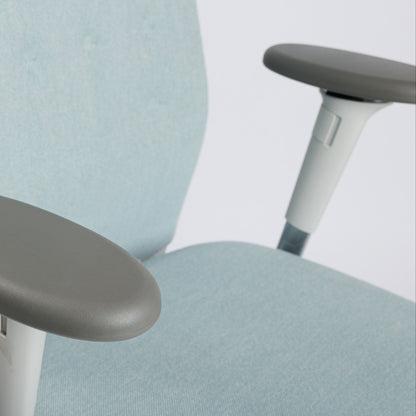 Vitra ID Trim Bürostuhl in eisblauem Stoff mit poliertem Aluminiumgestell und grauen 3D-Armlehnen.