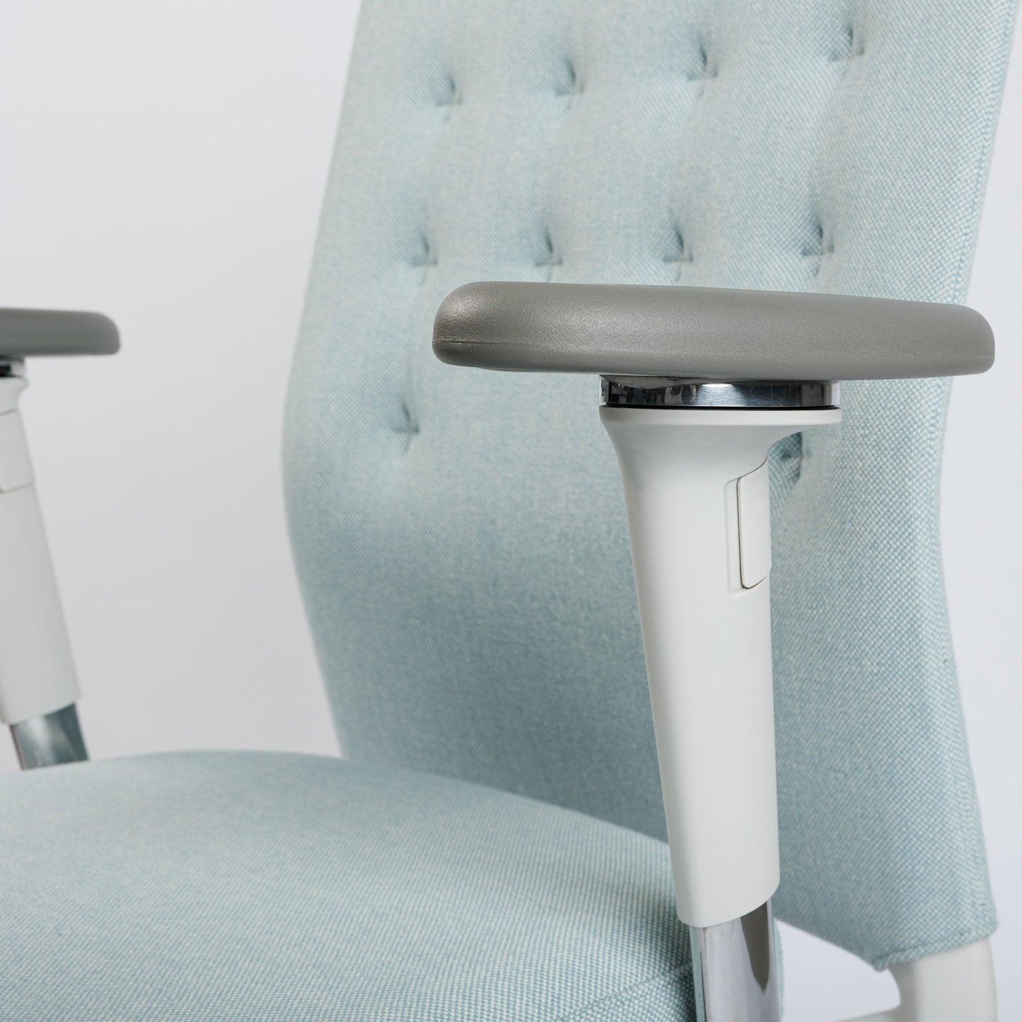 Vitra ID Trim Bürostuhl in eisblauem Stoff mit poliertem Aluminiumgestell und grauen 3D-Armlehnen.