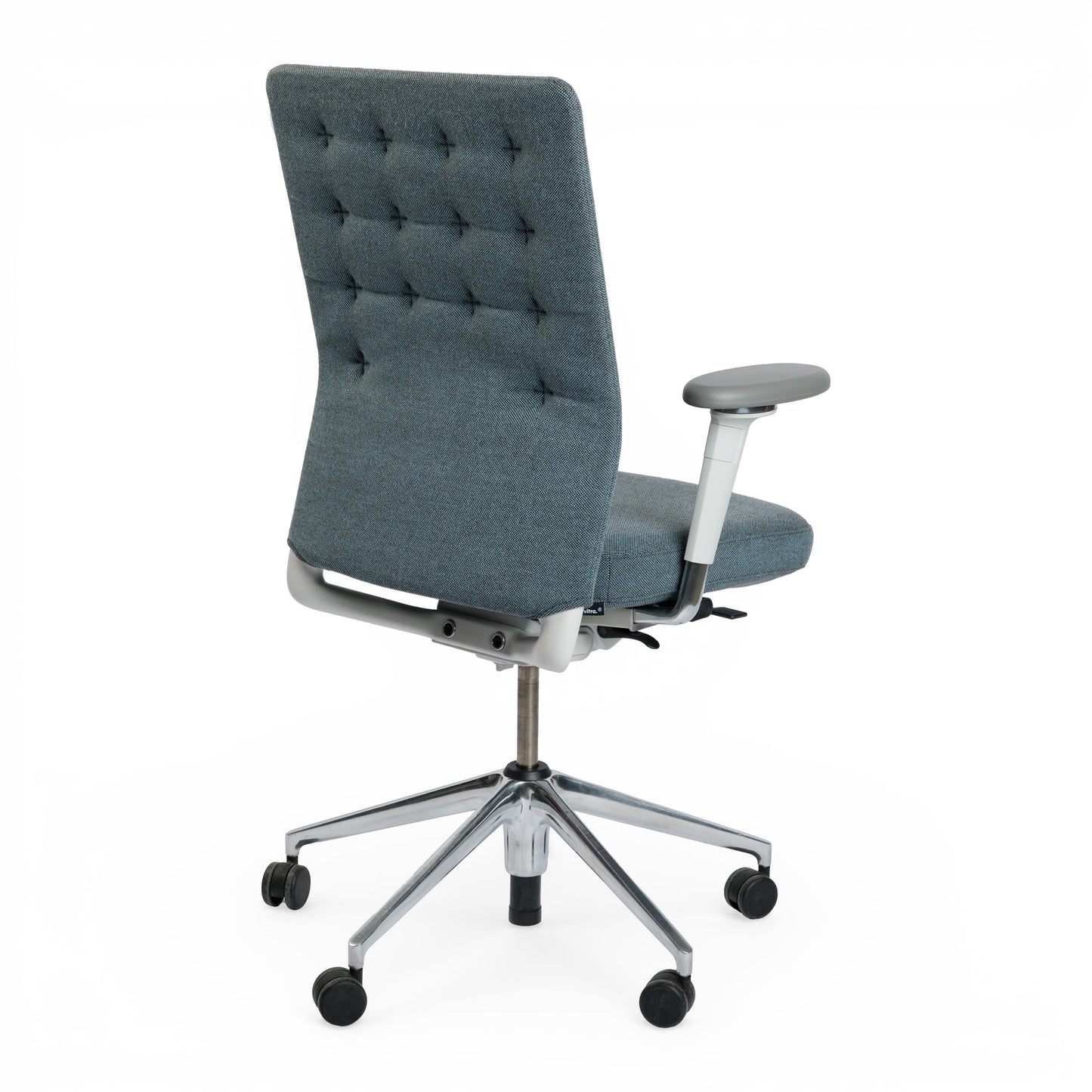 Vitra ID Trim Bürostuhl in eisblau Stoff, poliertem Aluminiumgestell, und 3D-Armlehnen.