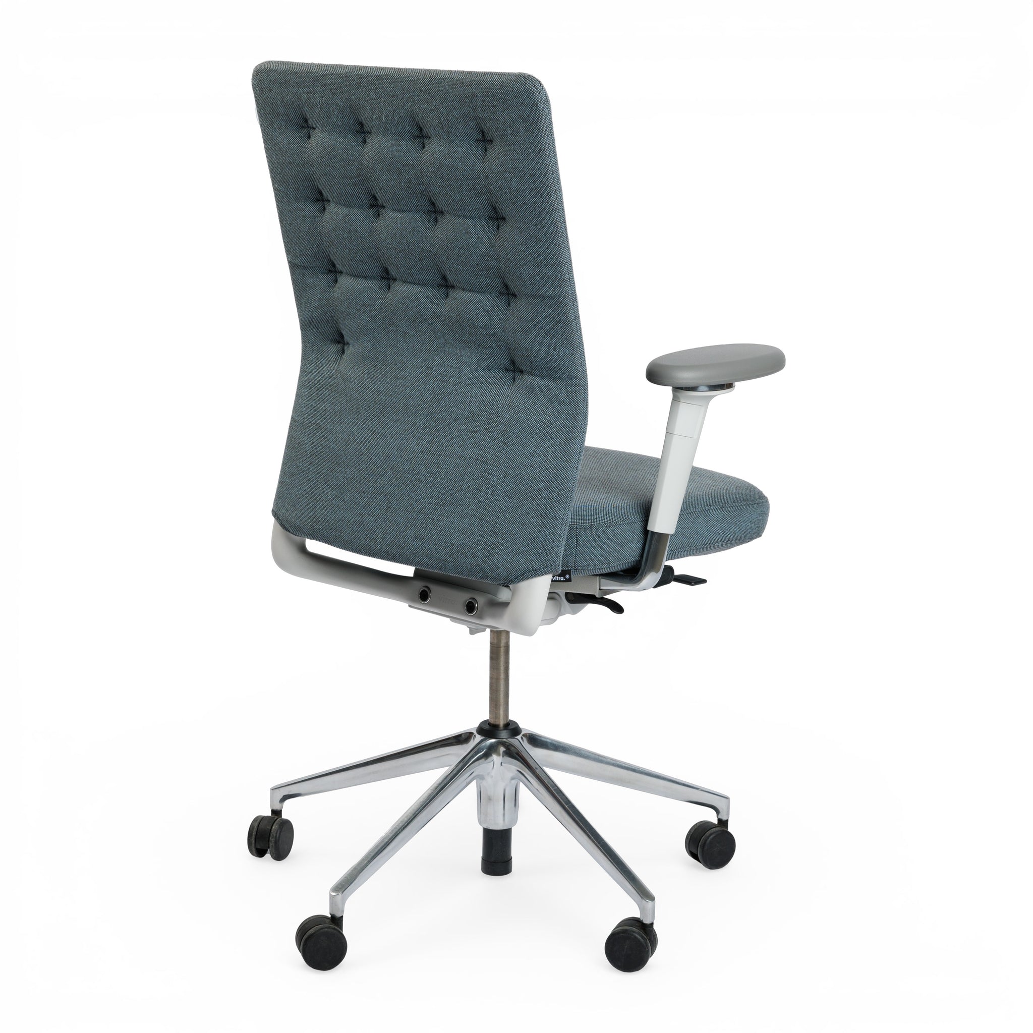 Vitra ID Trim Bürostuhl in eisblau Stoff, poliertem Aluminiumgestell, und 3D-Armlehnen.
