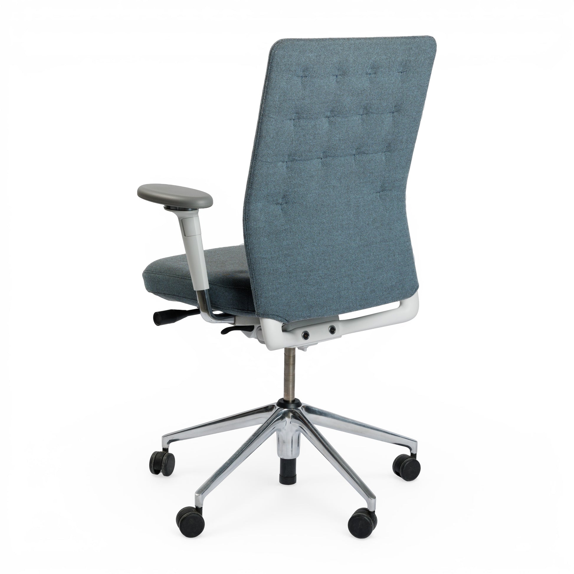 Vitra ID Trim Bürostuhl in eisblau Stoff mit poliertem Aluminiumgestell und 3D-Armlehnen, Rückansicht.