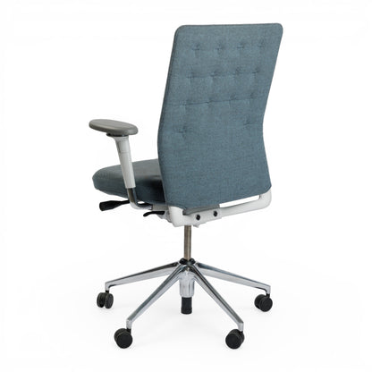Vitra ID Trim Bürostuhl in eisblau Stoff mit poliertem Aluminiumgestell und 3D-Armlehnen, Rückansicht.