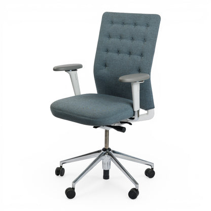 Vitra ID Trim Bürostuhl in eisblau/moorbraun Stoff, poliertem Aluminiumgestell und 3D-Armlehnen.