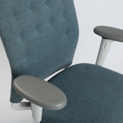 Vitra ID Trim Bürostuhl in eisblau Stoff mit moorbraunen 3D-Armlehnen und poliertem Aluminiumgestell.