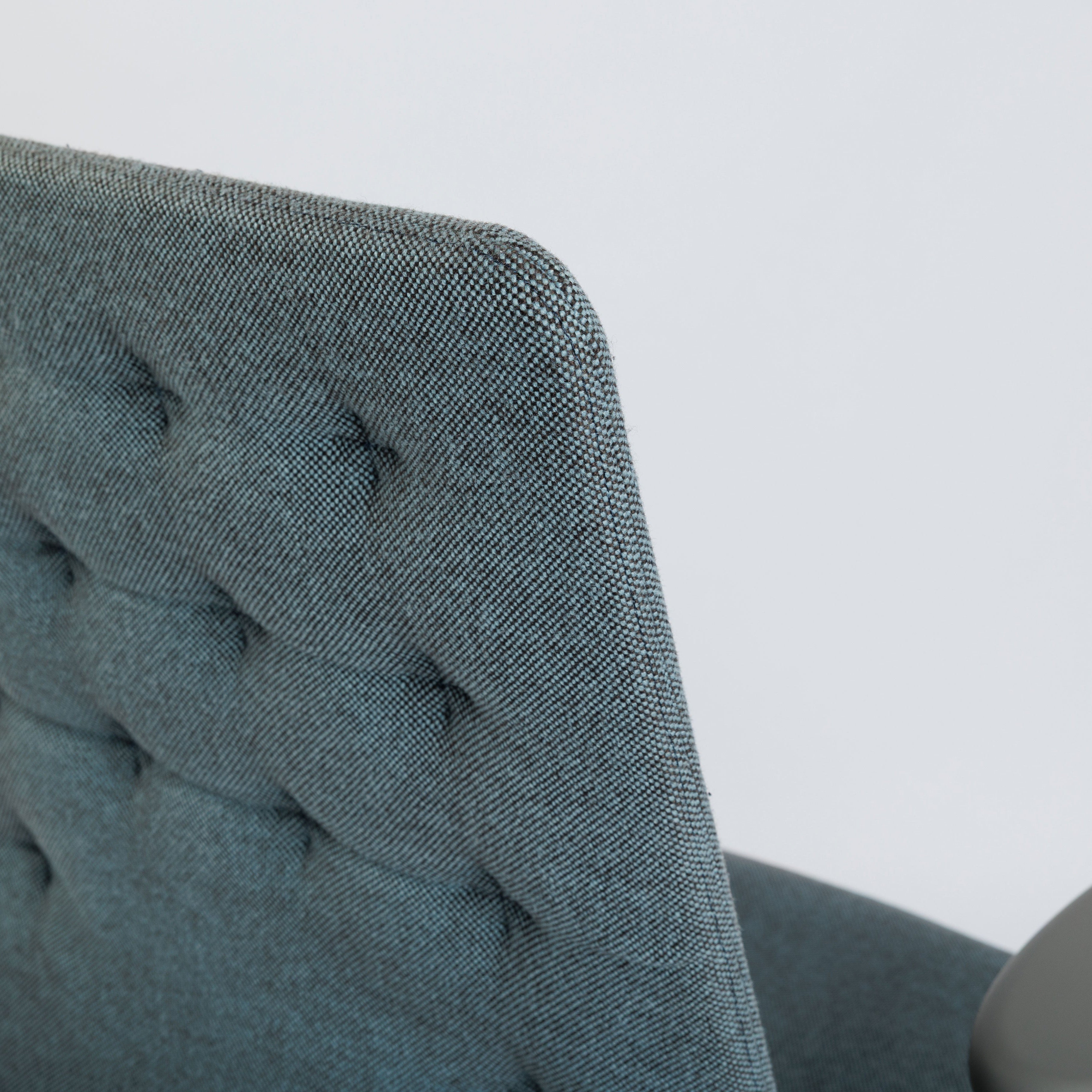 Vitra ID Trim Bürostuhl, eisblau/moorbraun Stoffbezug mit Knopfheftung, Detailansicht der Rückenlehne.