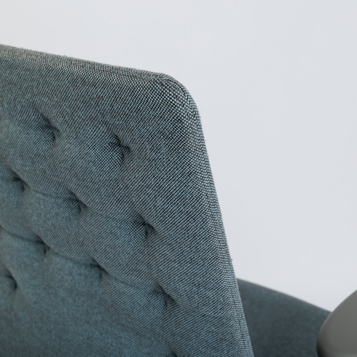 Vitra ID Trim Bürostuhl, eisblau/moorbraun Stoffbezug mit Knopfheftung, Detailansicht der Rückenlehne.