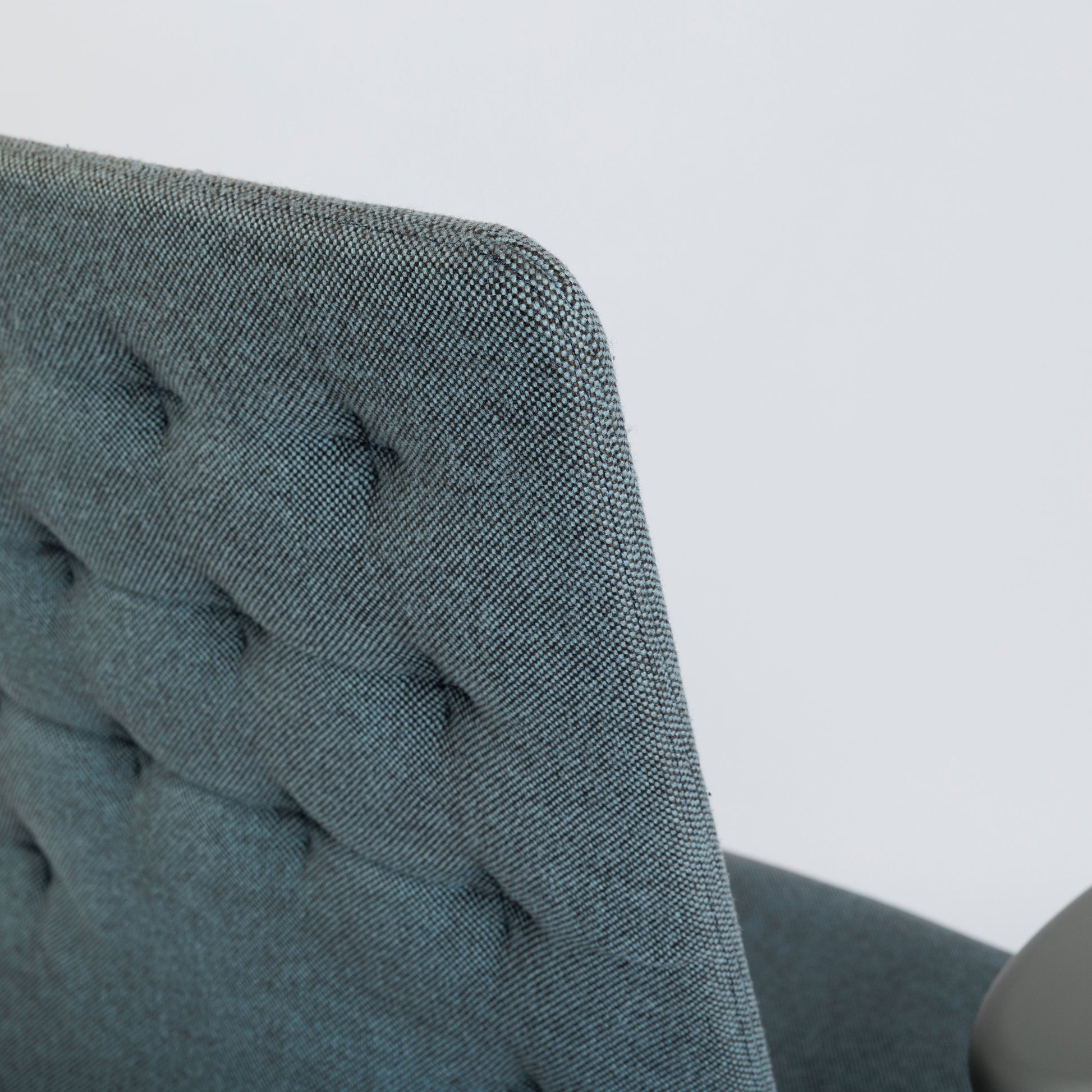 Vitra ID Trim Bürostuhl, eisblau/moorbraun Stoffbezug mit Knopfheftung, Detailansicht der Rückenlehne.