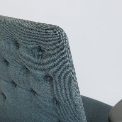Vitra ID Trim Bürostuhl, eisblau/moorbraun Stoffbezug mit Knopfheftung, Detailansicht der Rückenlehne.