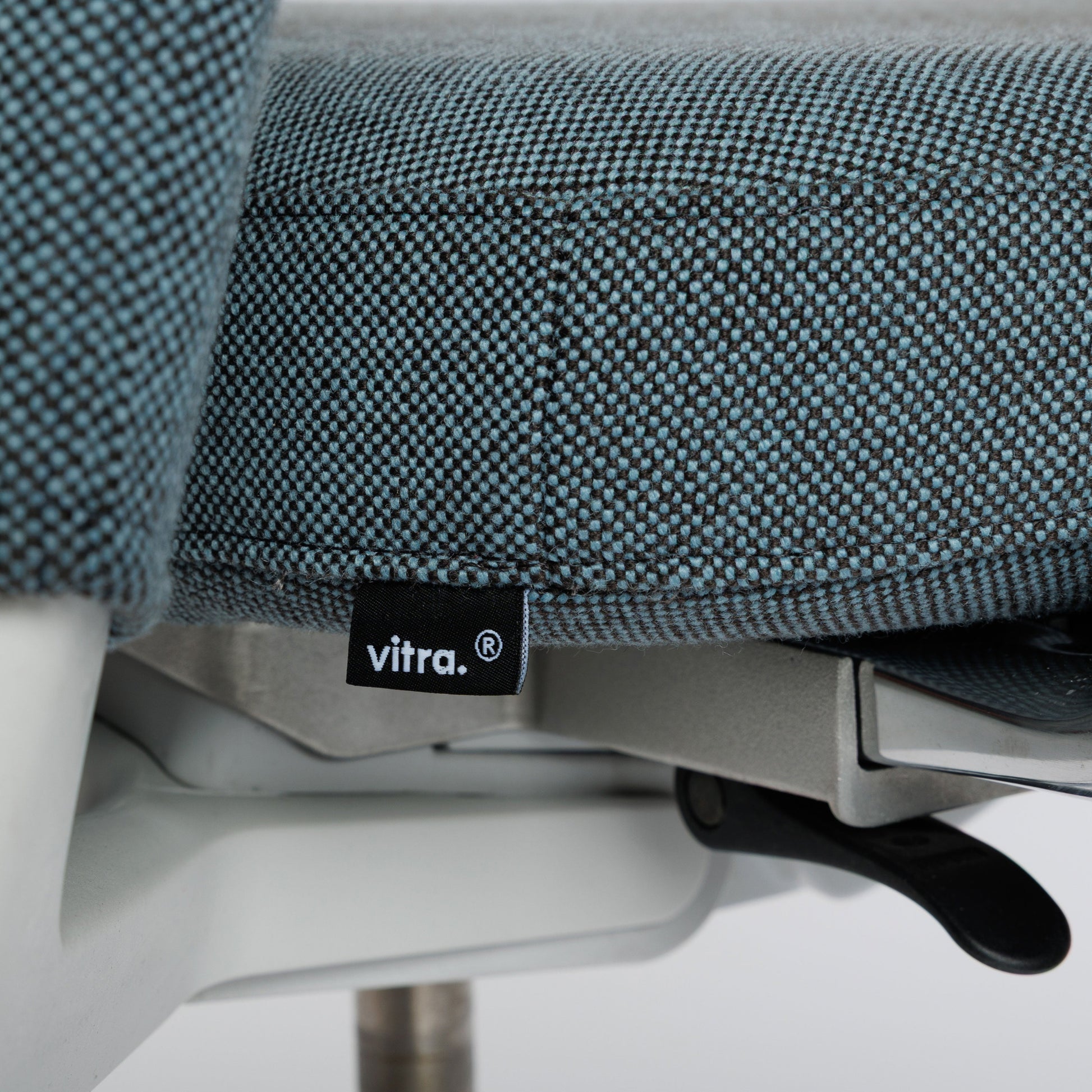 Vitra ID Trim Bürostuhl mit eisblau/moorbraunem Stoffbezug und Vitra-Label.