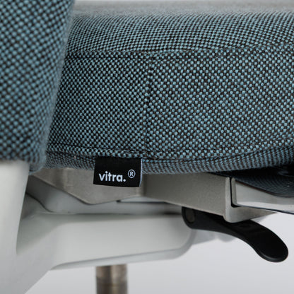 Vitra ID Trim Bürostuhl mit eisblau/moorbraunem Stoffbezug und Vitra-Label.