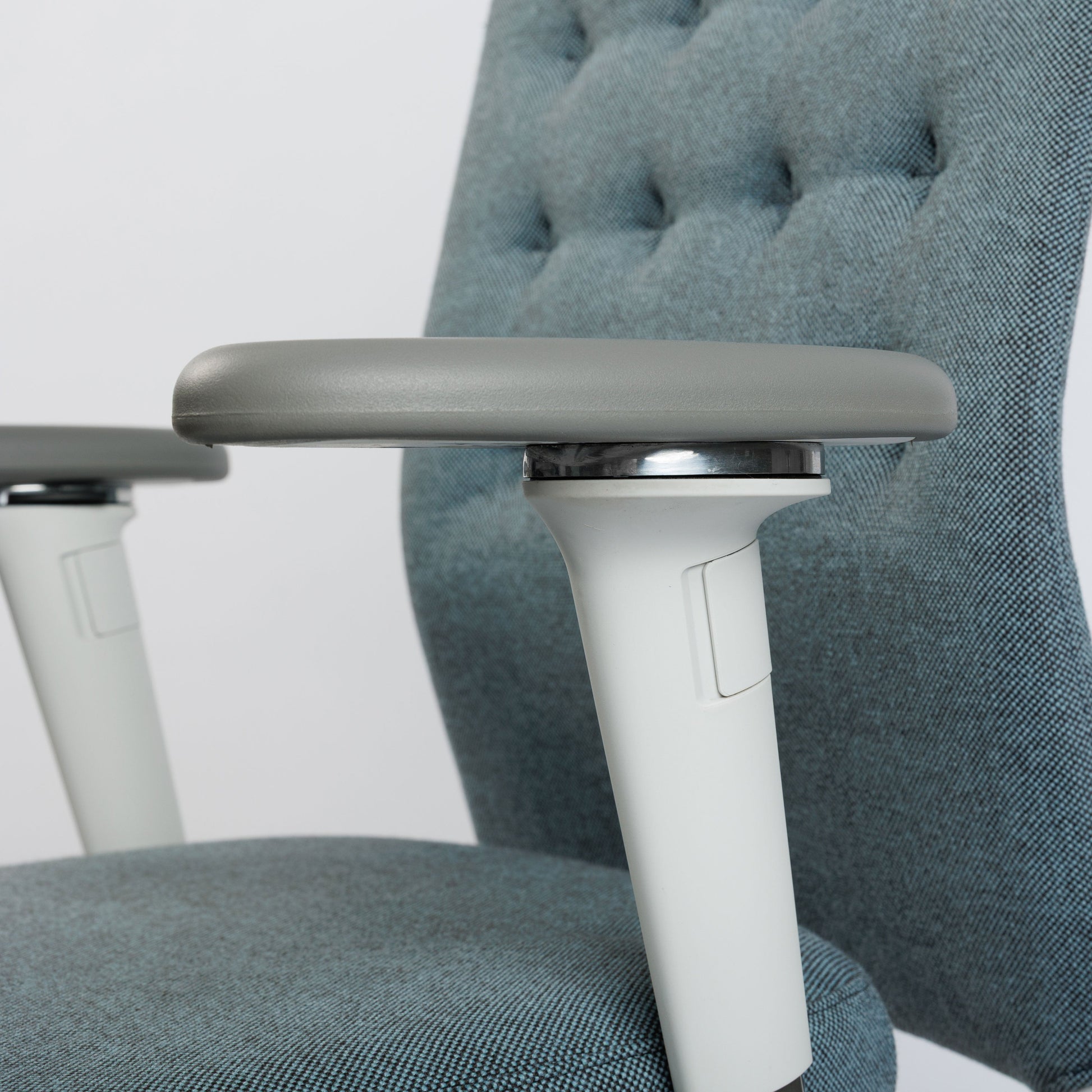 Vitra ID Trim Bürostuhl in eisblau/moorbraun Stoff mit poliertem Aluminiumgestell und 3D-Armlehnen.