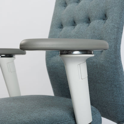 Vitra ID Trim Bürostuhl in eisblau/moorbraun Stoff mit poliertem Aluminiumgestell und 3D-Armlehnen.