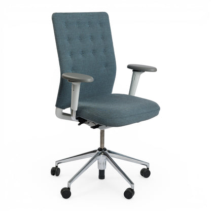 Vitra ID Trim Bürostuhl in eisblau Stoff mit poliertem Aluminiumgestell und 3D-Armlehnen.