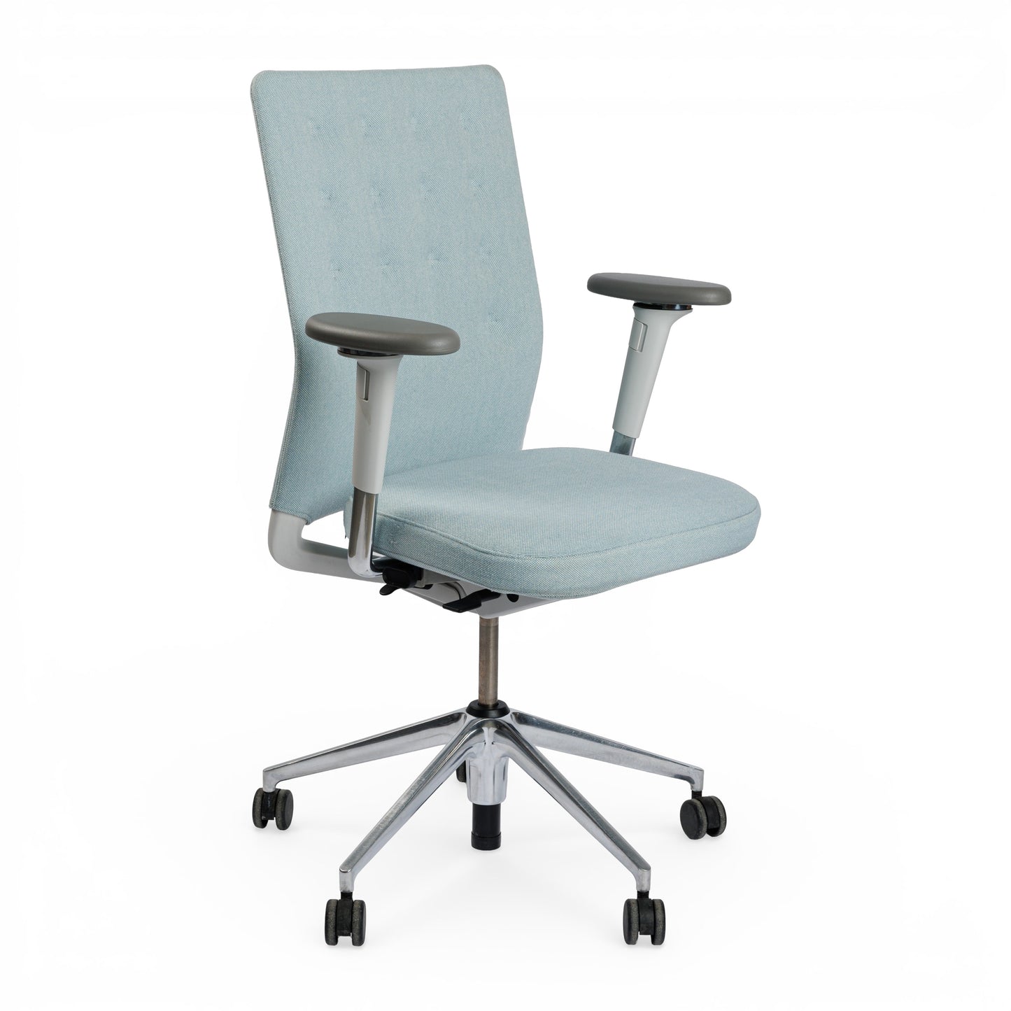 Vitra ID Trim Bürostuhl in eisblauem Stoff mit poliertem Aluminiumgestell und 3D-Armlehnen.