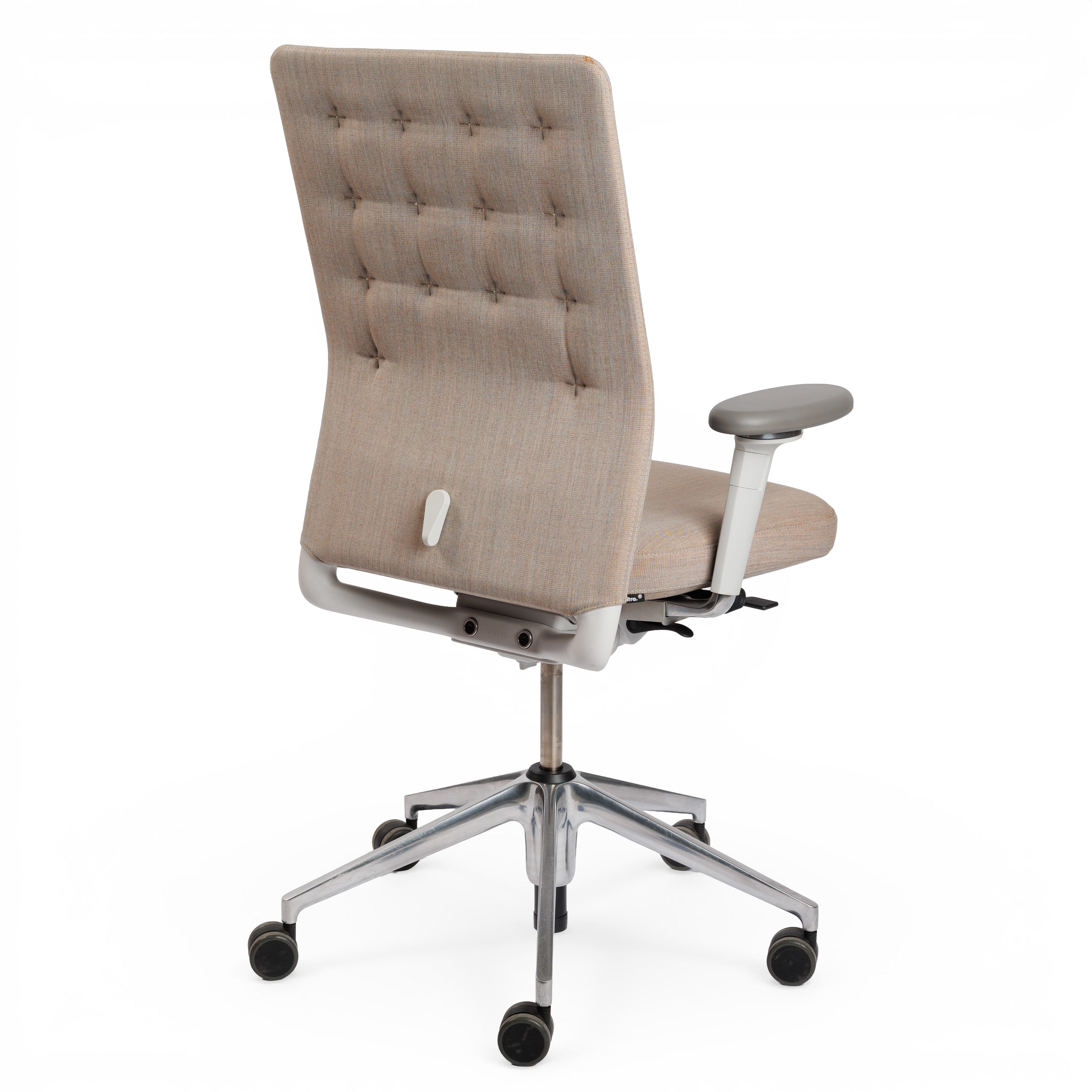 Vitra ID Trim Bürostuhl in grau/braun Stoff mit poliertem Aluminiumgestell und 3D-Armlehnen.