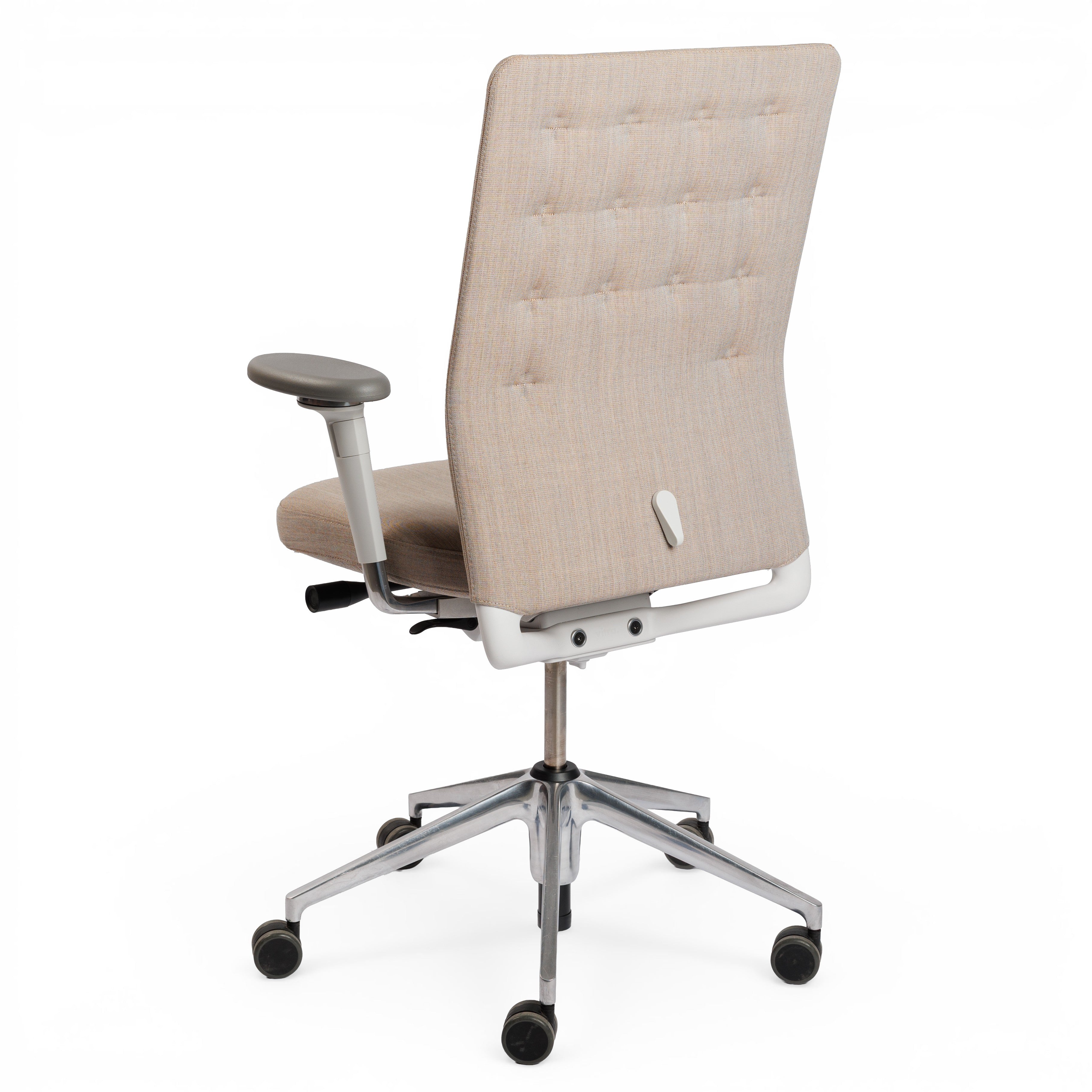 Vitra ID Trim Bürostuhl in grau/braunem Stoff mit poliertem Aluminiumgestell und 3D-Armlehnen.