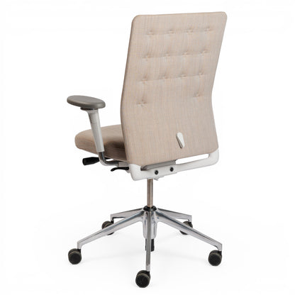 Vitra ID Trim Bürostuhl in grau/braunem Stoff mit poliertem Aluminiumgestell und 3D-Armlehnen.