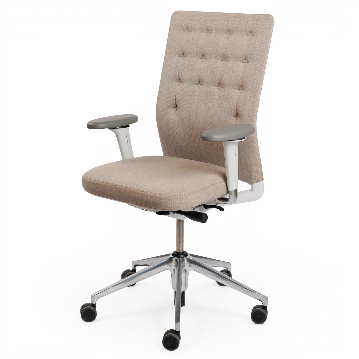 Vitra ID Trim Bürostuhl in grau/braun Stoff mit poliertem Aluminiumgestell und 3D-Armlehnen.