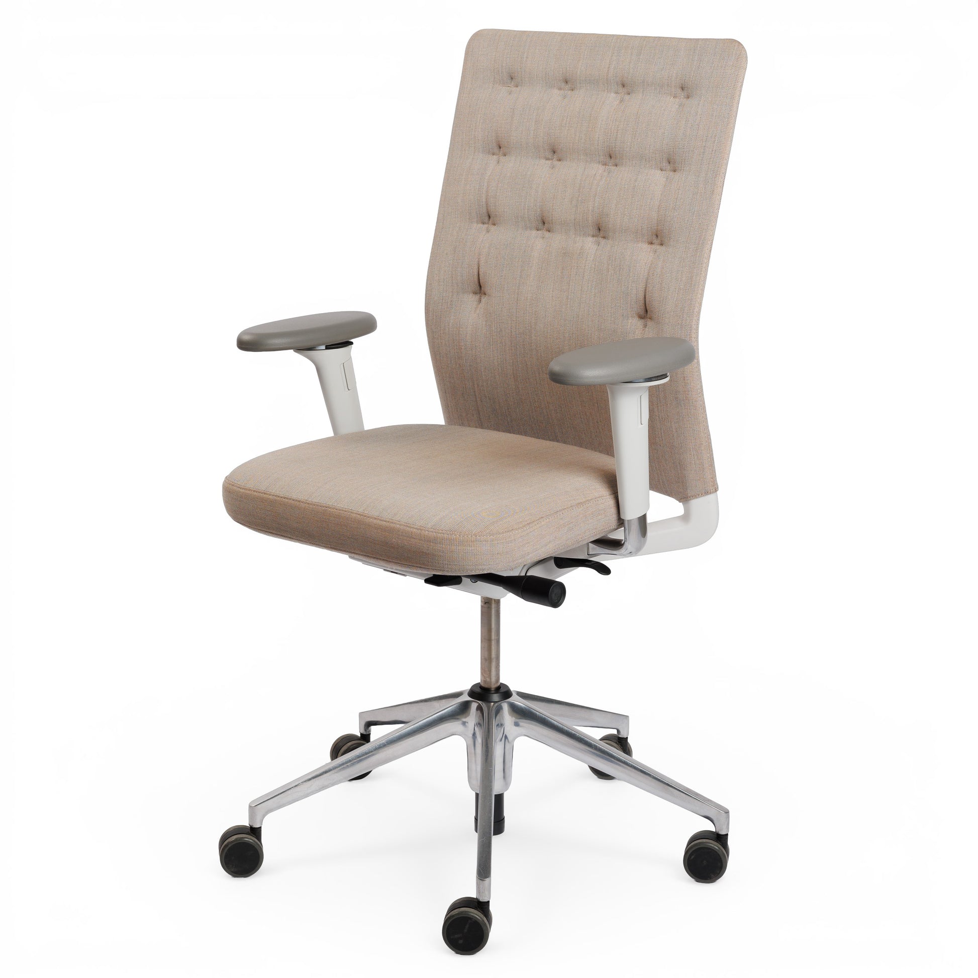 Vitra ID Trim Bürostuhl in grau/braun Stoff mit poliertem Aluminiumgestell und 3D-Armlehnen.