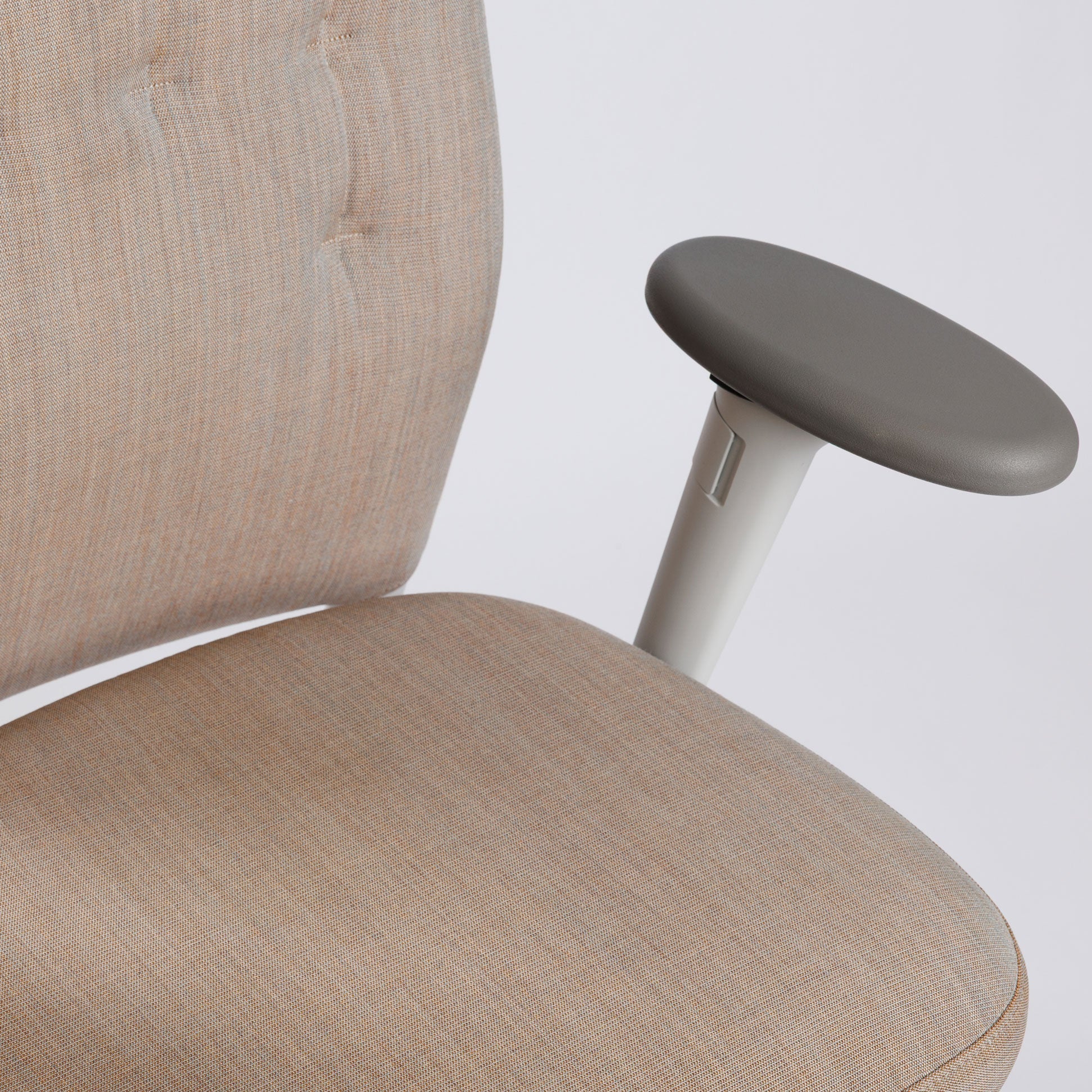 Vitra ID Trim Bürostuhl in grau/braunem Stoff mit poliertem Aluminiumgestell und 3D-Armlehnen.