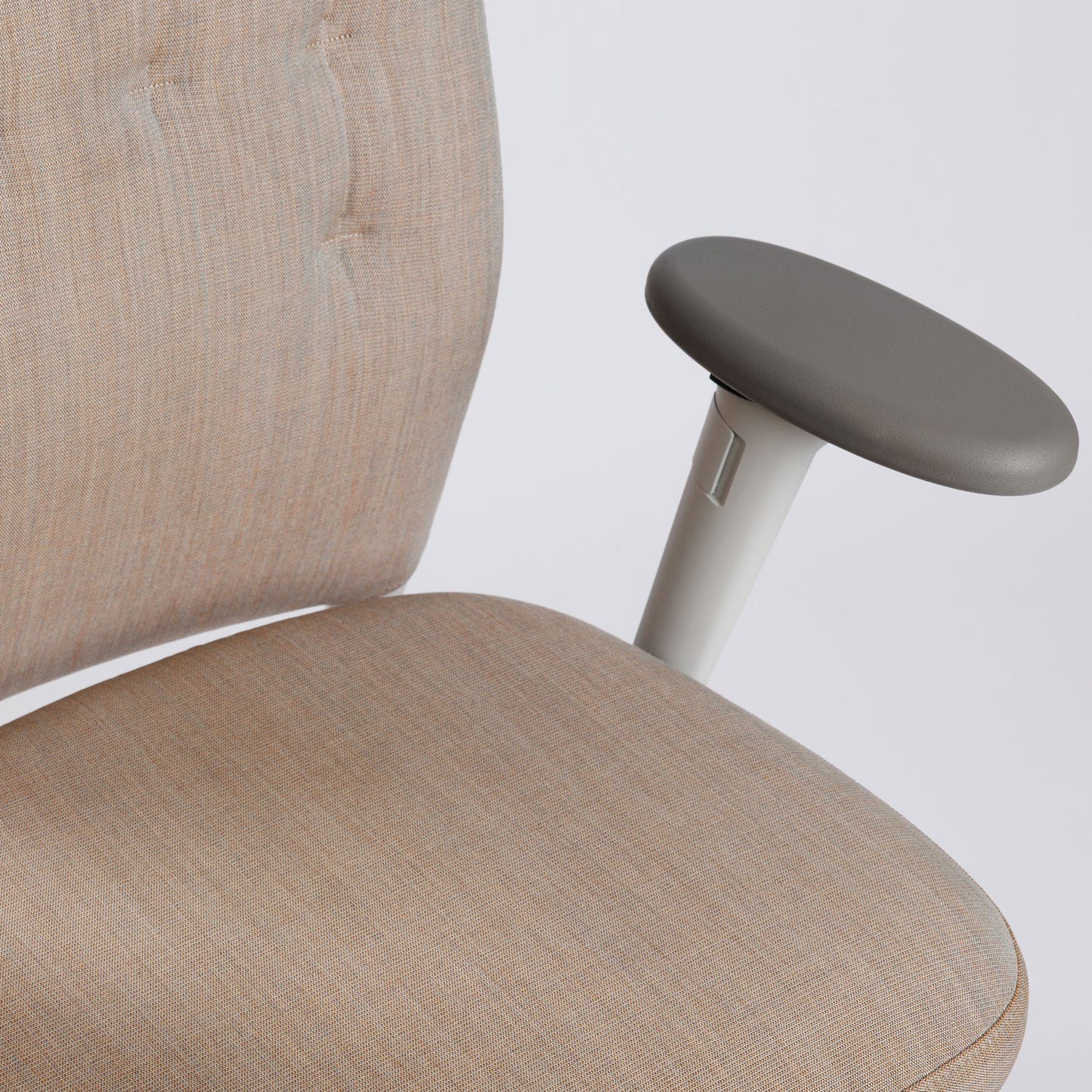 Vitra ID Trim Bürostuhl in grau/braunem Stoff mit poliertem Aluminiumgestell und 3D-Armlehnen.