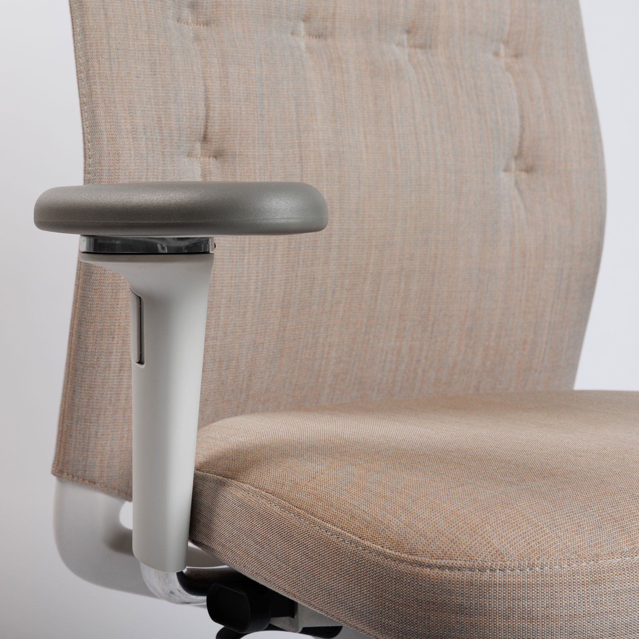 Vitra ID Trim Bürostuhl in grau/braunem Stoff mit poliertem Aluminiumgestell und 3D-Armlehnen.