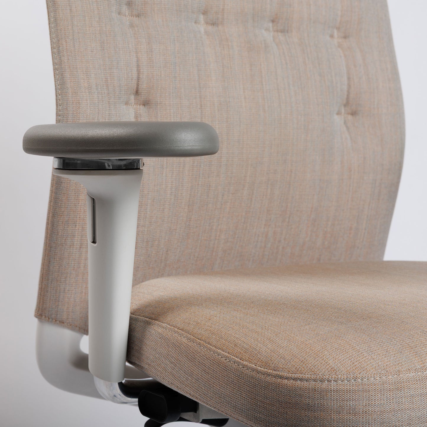Vitra ID Trim Bürostuhl in grau/braunem Stoff mit poliertem Aluminiumgestell und 3D-Armlehnen.