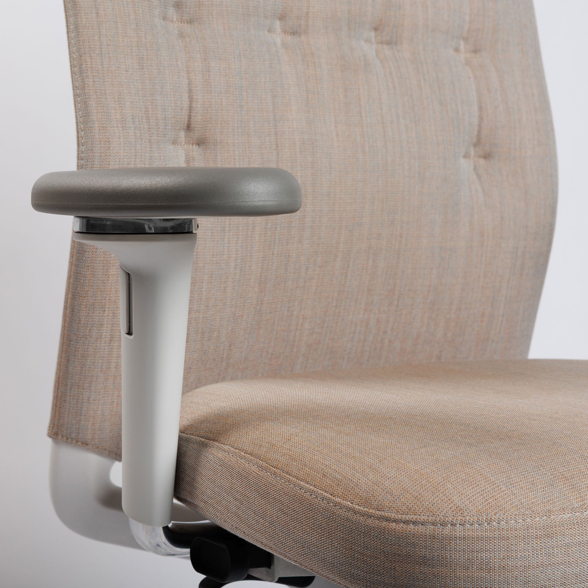 Vitra ID Trim Bürostuhl in grau/braunem Stoff mit poliertem Aluminiumgestell und 3D-Armlehnen.