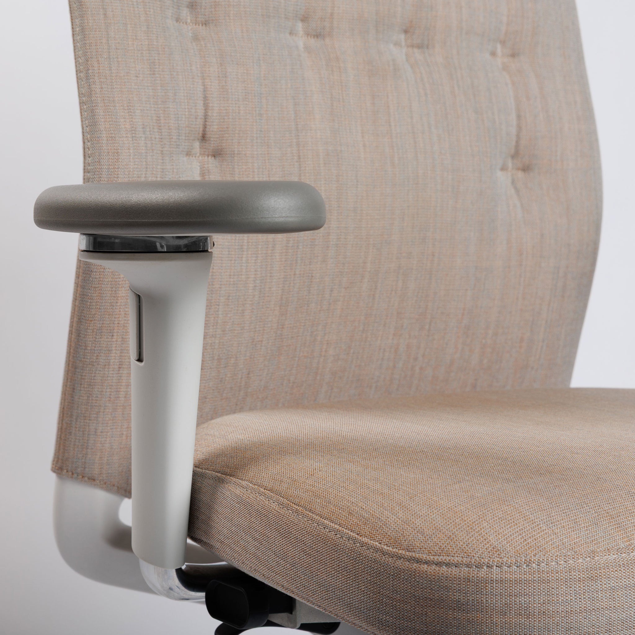 Vitra ID Trim Bürostuhl in grau/braunem Stoff mit poliertem Aluminiumgestell und 3D-Armlehnen.