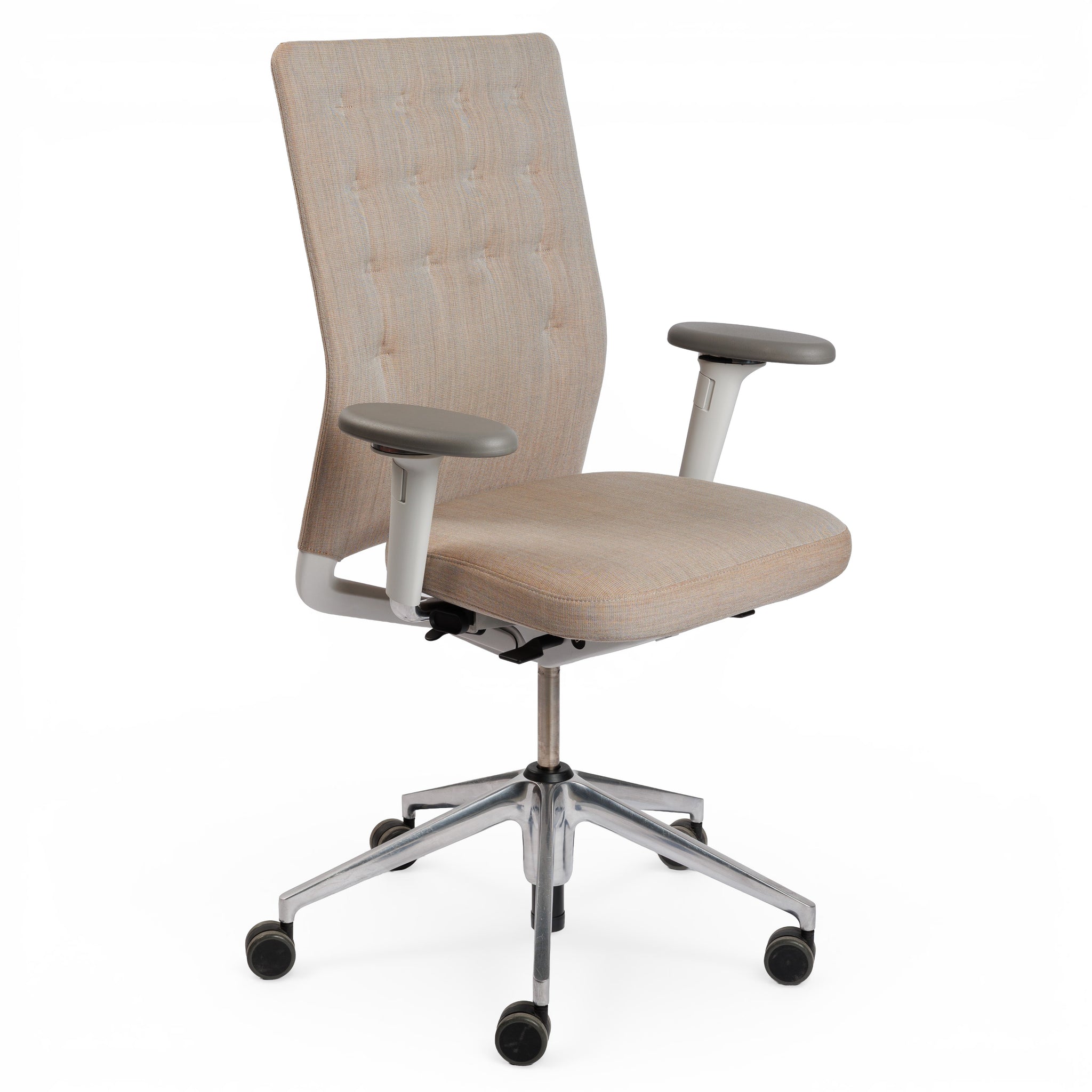 Vitra ID Trim Bürostuhl in grau/braun Stoff mit poliertem Aluminiumgestell und 3D-Armlehnen.