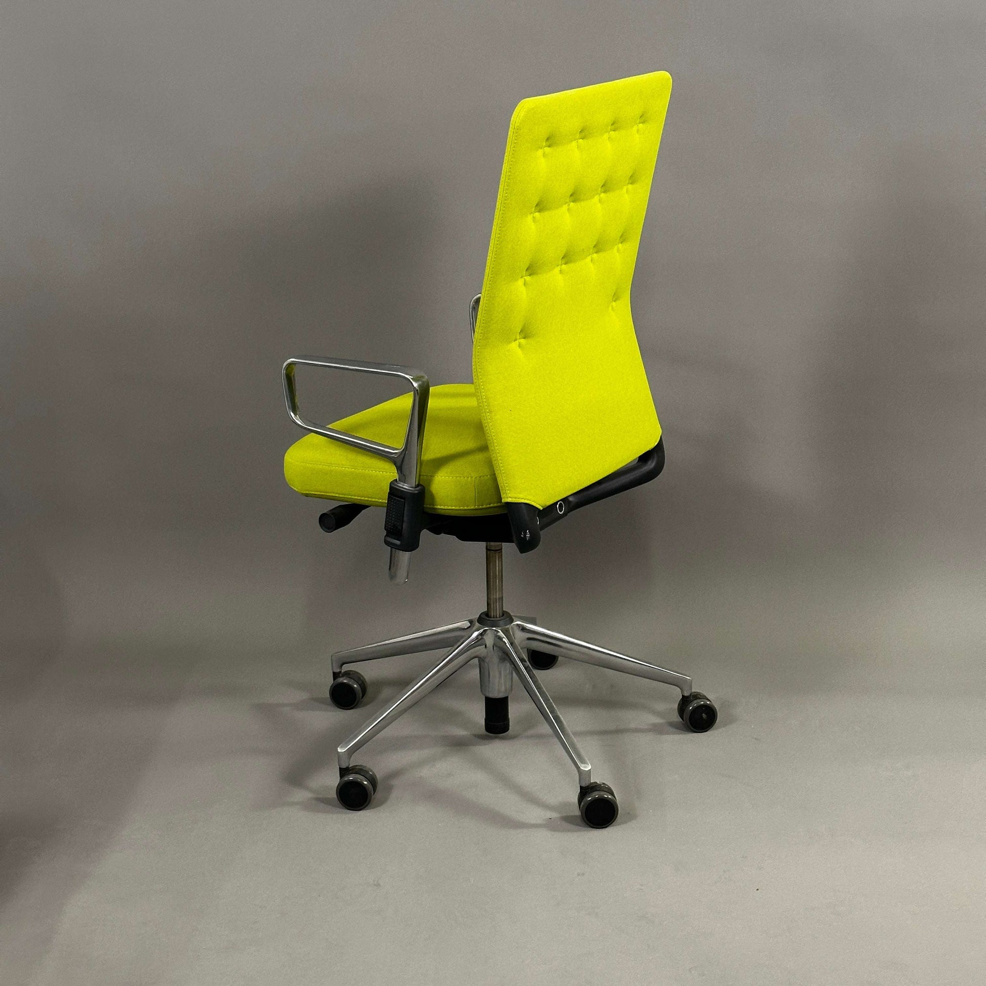 Vitra ID Trim Bürostuhl mit grünem Stoffbezug und verchromtem Fußkreuz, höhenverstellbar und mit arretierbarer Rückenlehne.