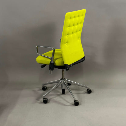 Vitra ID Trim Bürostuhl mit grünem Stoffbezug und verchromtem Fußkreuz, höhenverstellbar und mit arretierbarer Rückenlehne.
