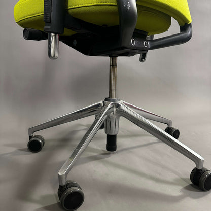 Vitra ID Trim Bürostuhl mit grünem Stoffbezug und chromfarbenem Fußkreuz, höhenverstellbar und mit arretierbarer Rückenlehne