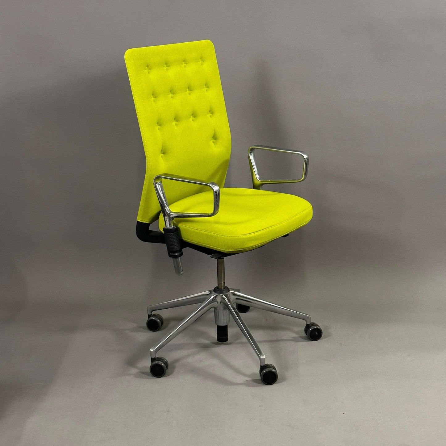 Vitra ID Trim Bürostuhl mit chromfarbenem Fußkreuz und grünem Stoffbezug, höhenverstellbar und mit arretierbarer Rückenlehne
