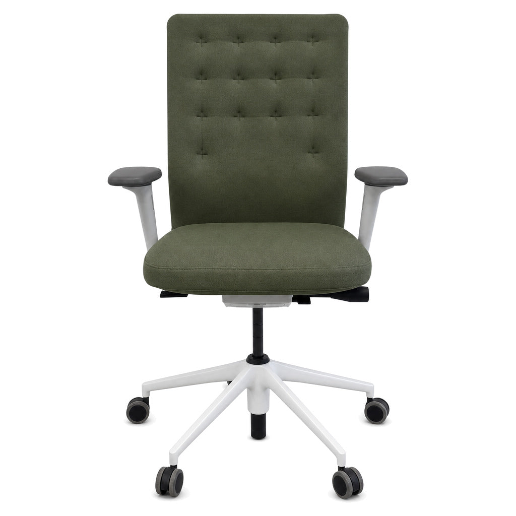 Vitra ID Trim Bürostuhl in Olivgrün mit gesteppter Rückenlehne, 3D-Armlehnen und weißem Fünfsternfuß auf Rollen.