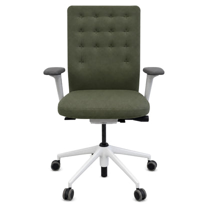 Vitra ID Trim Bürostuhl in Olivgrün mit gesteppter Rückenlehne, 3D-Armlehnen und weißem Fünfsternfuß auf Rollen.