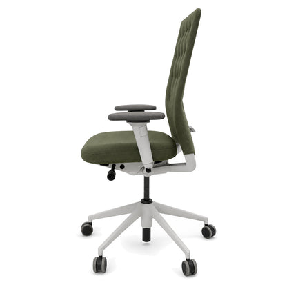 Vitra ID Trim Bürostuhl in Olive mit gesteppter Rückenlehne, 3D-Armlehnen und hellem Fünfsternfuß auf Rollen.