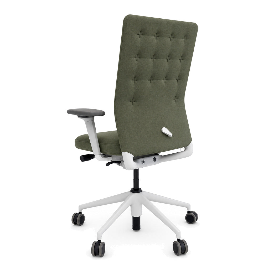 Vitra ID Trim Bürostuhl in Olive mit gesteppter Rückenlehne, weißem Gestell und verstellbaren 3D-Armlehnen auf Rollen.
