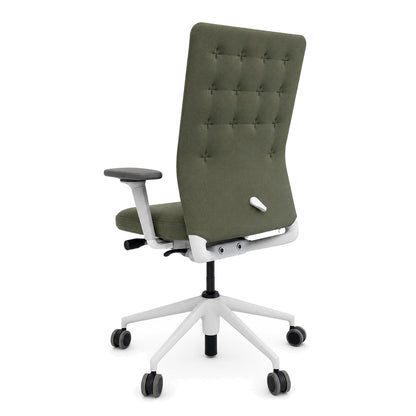 Vitra ID Trim Bürostuhl in Olive mit gesteppter Rückenlehne, weißem Gestell und verstellbaren 3D-Armlehnen auf Rollen.