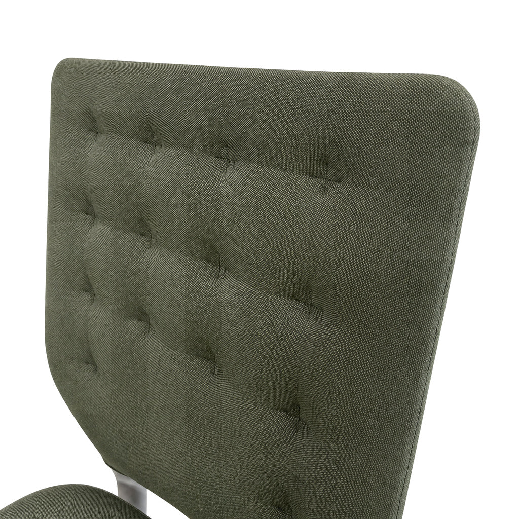 Vitra ID Trim Bürostuhl mit olivfarbenem Stoffbezug und markanter Steppung der Rückenlehne.