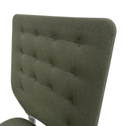 Vitra ID Trim Bürostuhl mit olivfarbenem Stoffbezug und markanter Steppung der Rückenlehne.