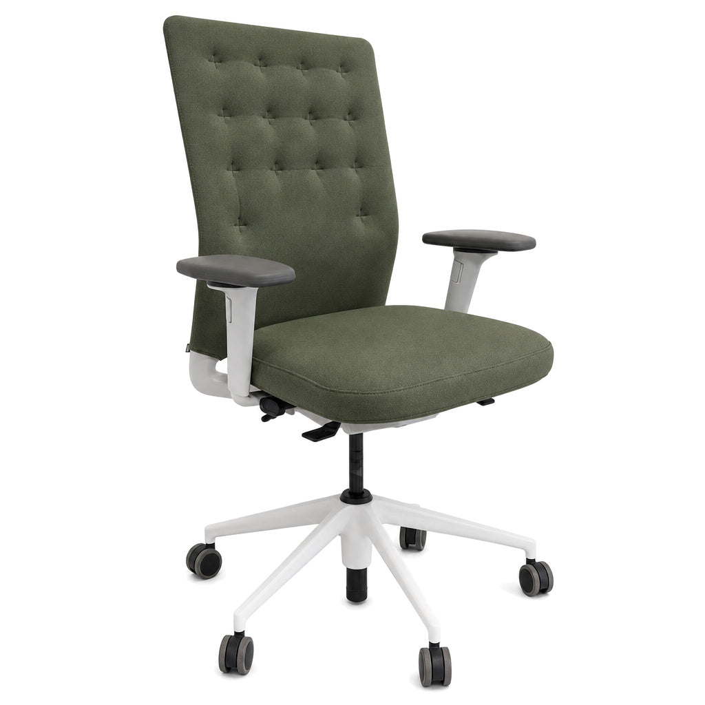 Vitra ID Trim Bürostuhl in Olive mit gesteppter Rückenlehne, weißem Gestell und verstellbaren Armlehnen auf Rollen.