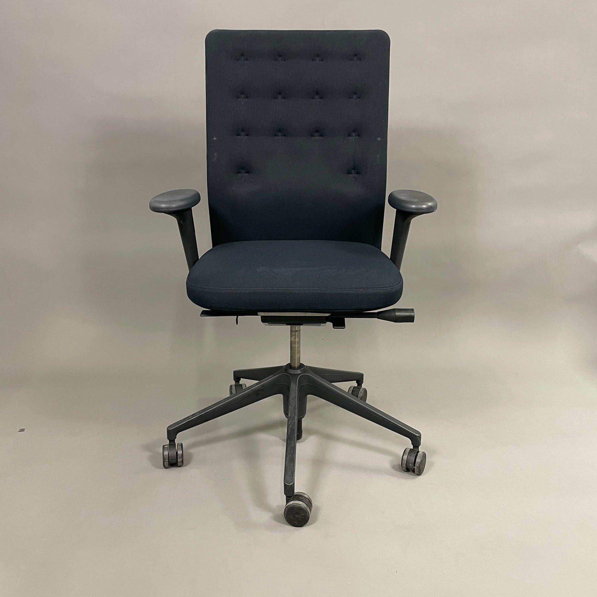 Vitra ID Trim Bürostuhl schwarz mit verstellbaren Armlehnen und Chrom-Fußkreuz