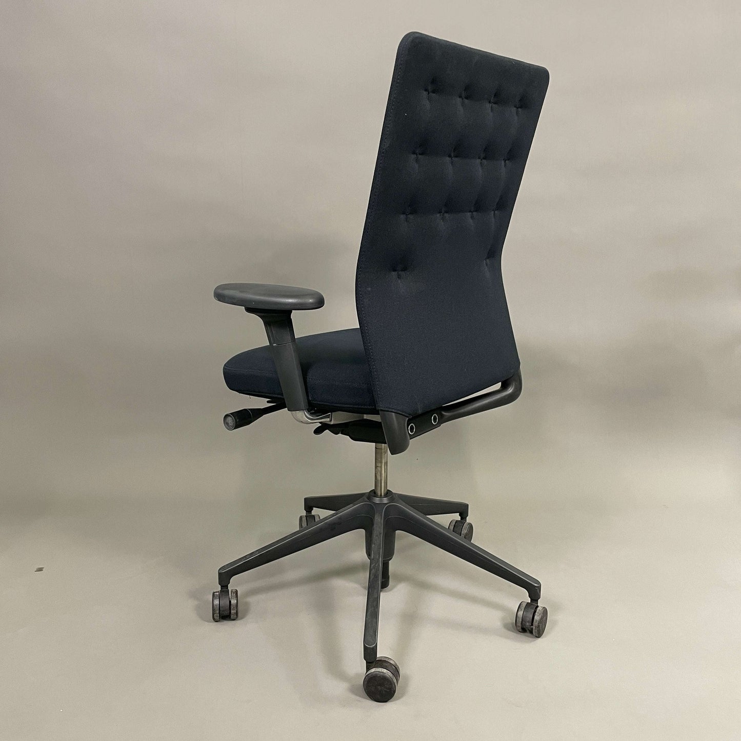 Vitra ID Trim Bürostuhl schwarz mit chromgestell, verstellbarer Sitzhöhe und Armlehnen, Stoffbezug