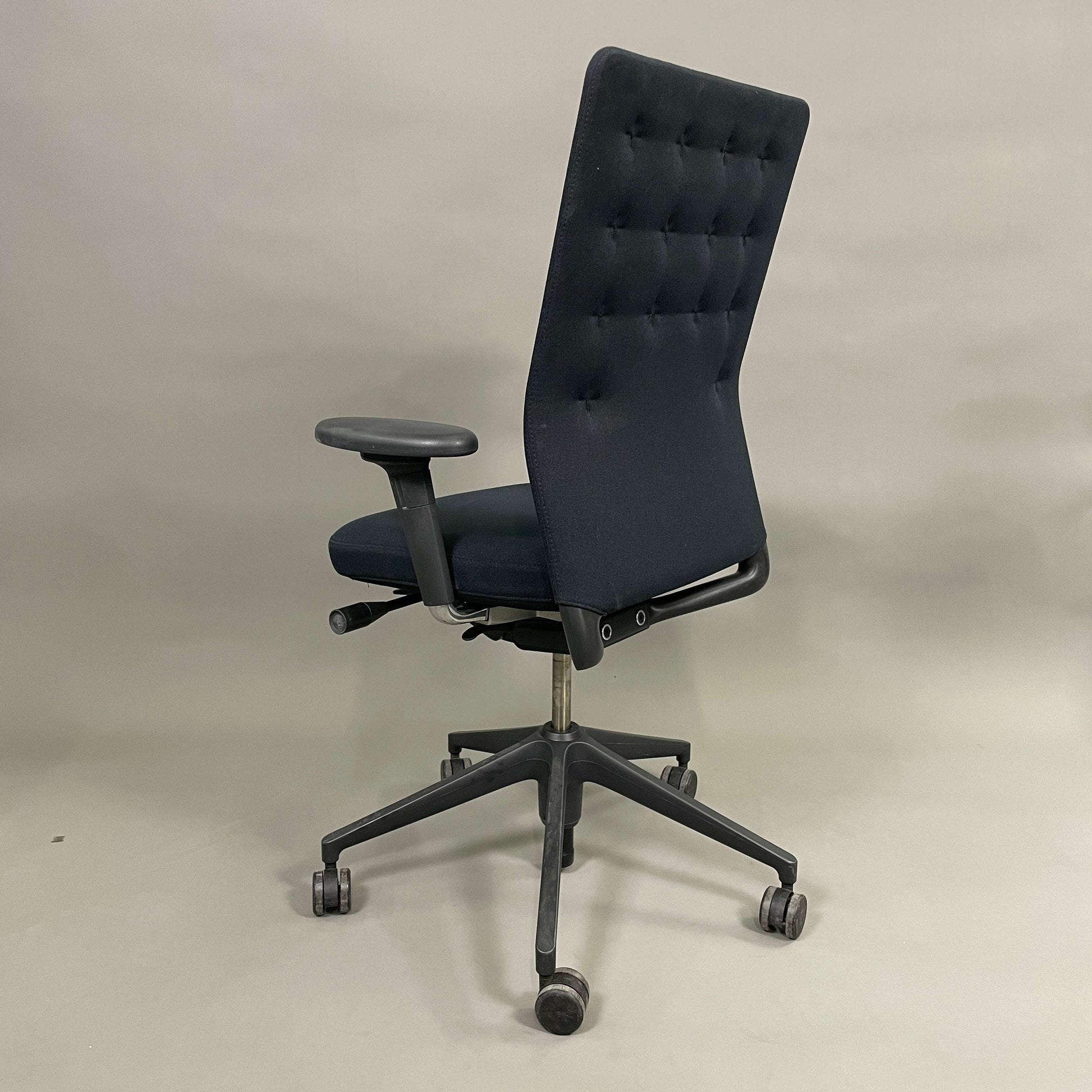 Vitra ID Trim Bürostuhl schwarz mit chromgestell, verstellbarer Sitzhöhe und Armlehnen, Stoffbezug