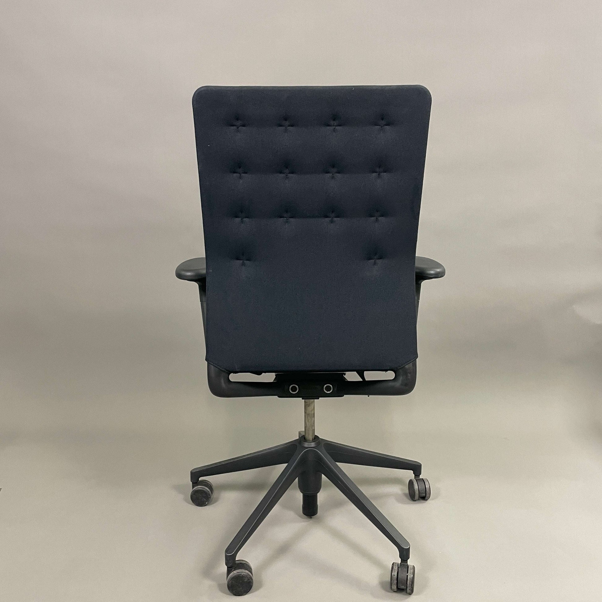 Vitra ID Trim Bürostuhl schwarz mit höhenverstellbarer Sitzfläche und verstellbarer Rückenlehne, Chrom-Fußkreuz