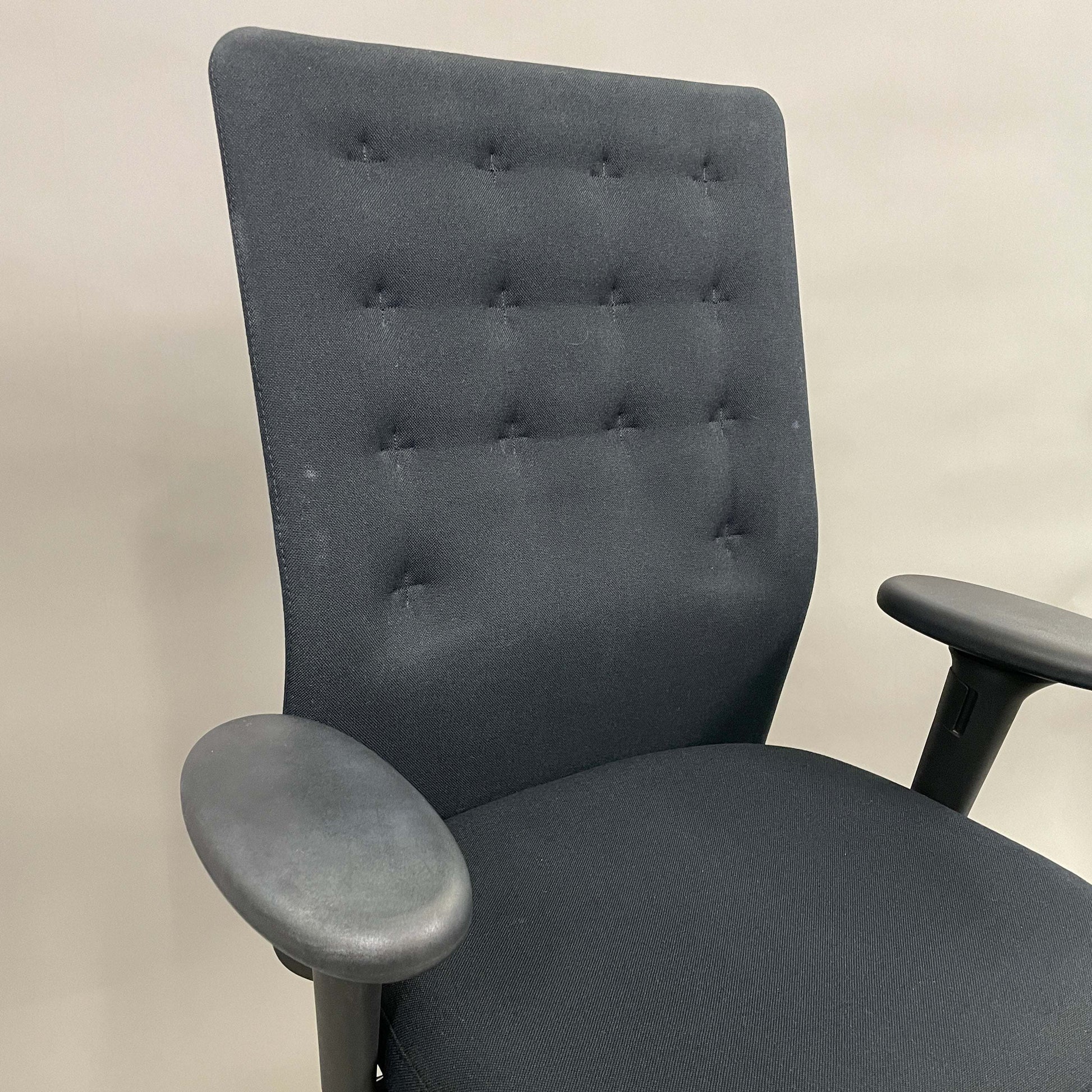 Vitra ID Trim Bürostuhl schwarz mit chrom Fußkreuz und verstellbaren Armlehnen